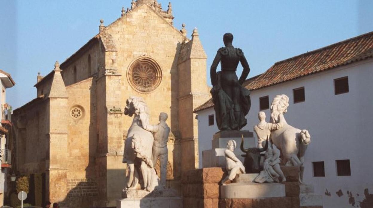 Plaza de Santa Marina en cuya inglesia se encuentra uno de los tantos retablos dedicados a San José