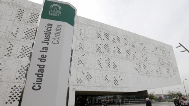 Al banquillo un narcotraficante que escondió casi 600 euros en cocaína en la ropa de una niña en Córdoba