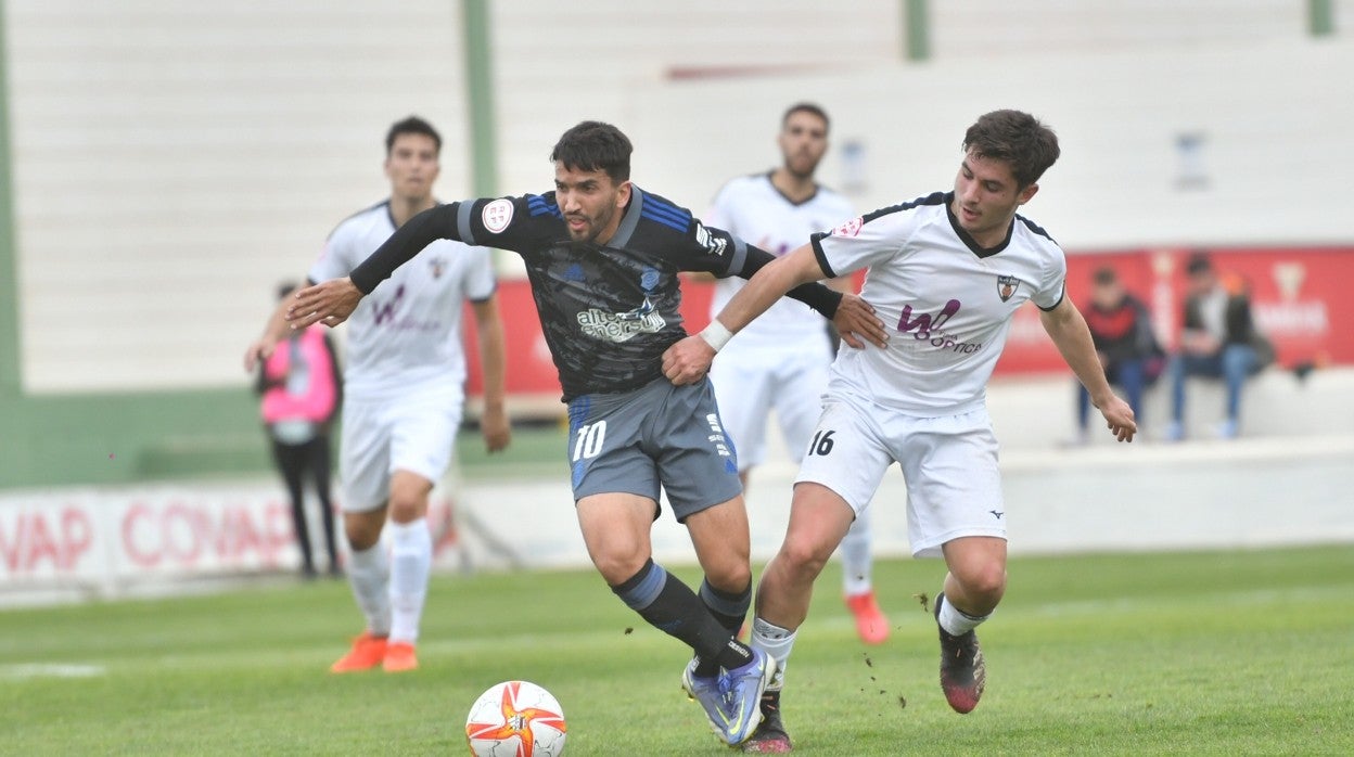 Los jugadores del Pozoblanco y el Recreativo luchan por el balón