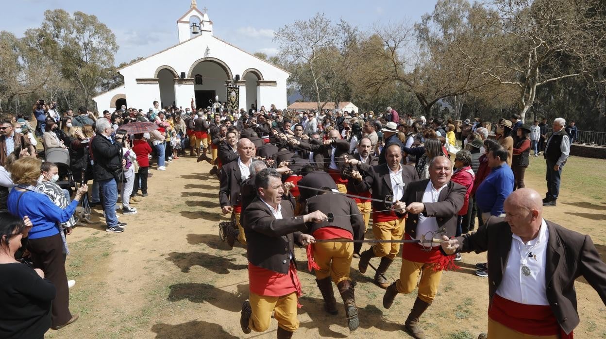 Un momento de la celebración de la Danza de las Espadas