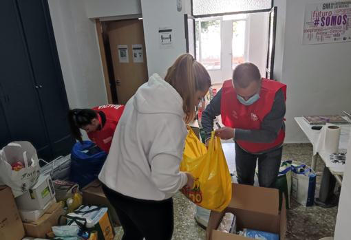 Personal de Baena Solidaria ordenando donaciones