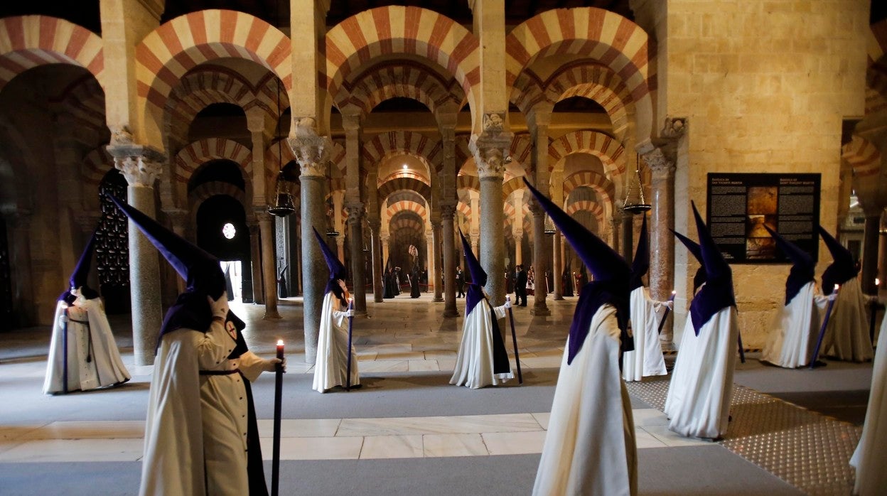 Nazarenos del Rescatado en el interior de la Catedral de Córdoba en 2019