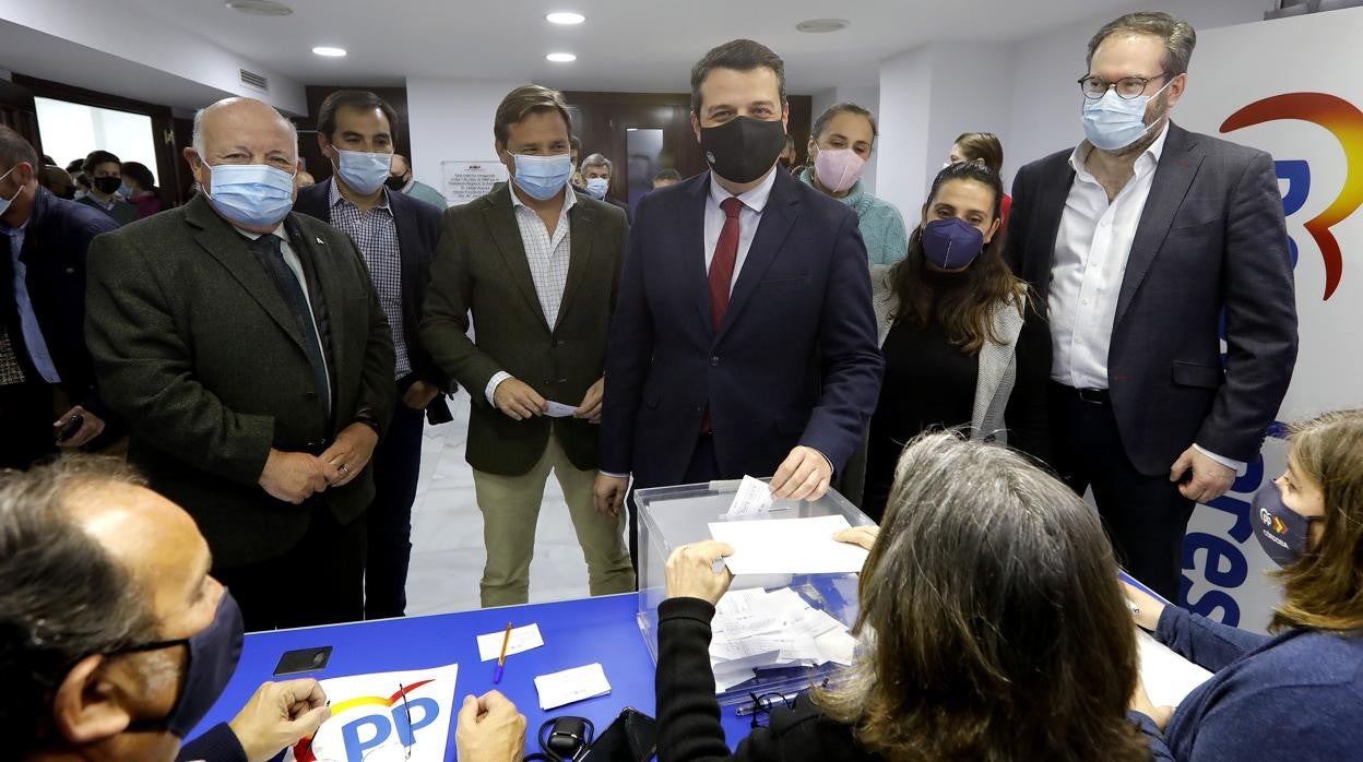 Bellido deposita la papeleta en la urna habilitada en la sede del PP de Córdoba junto a otros cargos orgánicos y públicos