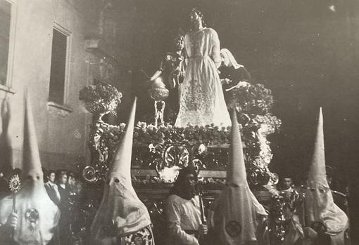 El Señor de la Sentencia, antes de 1949, con la túnica blanca y las manos atadas a la espalda