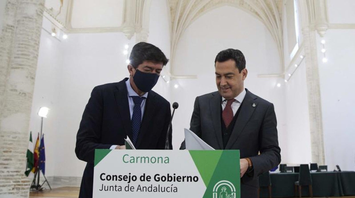 El presidente de la Junta, Juanma Moreno, junto al vicepresidente Juan Marín en el Consejo de Gobierno