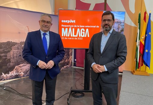 El secretario general para el Turismo de la Junta de Andalucía, Manuel Muñoz (izda.), junto al director general de Easyjet para el sur de Europa, Javier Gándara, este martes en Málaga