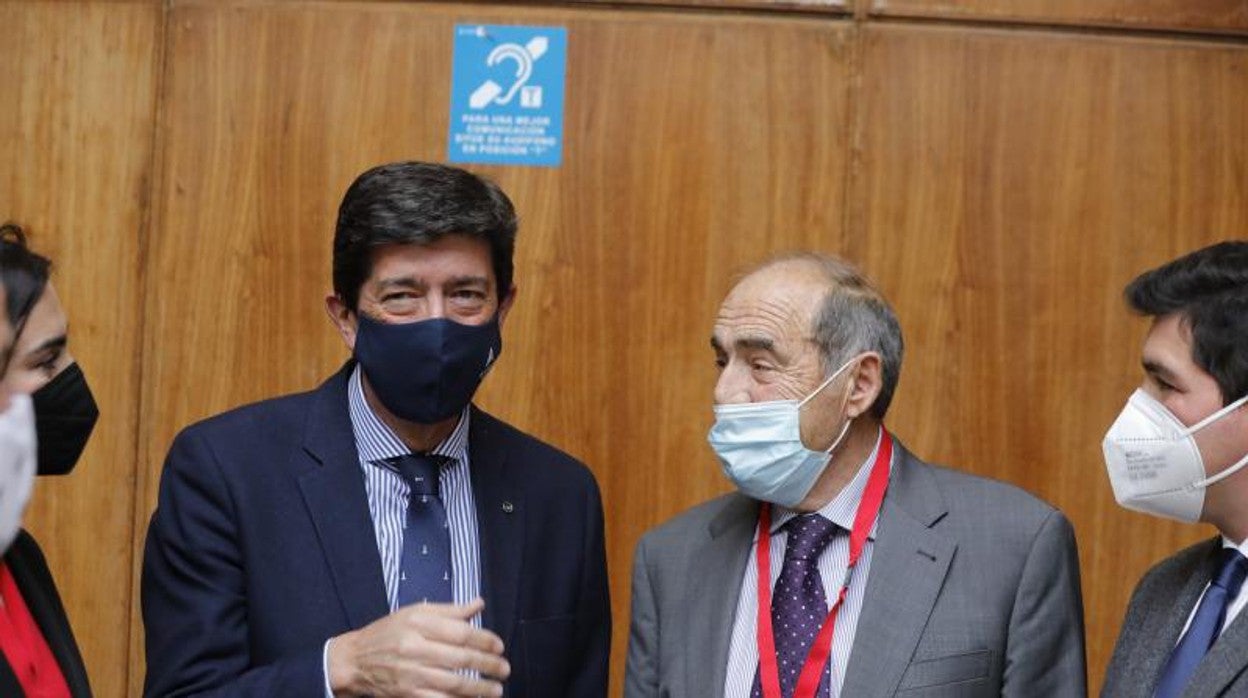 El vicepresidente de la Junta, Juan Marín, junto al presidente de la Asociación Andaluza Víctimas del Terrorismo, Joaquín Vidal