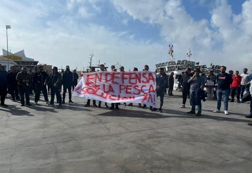 Armadores y pescadores onubenses durante la protesta en Isla Cristina