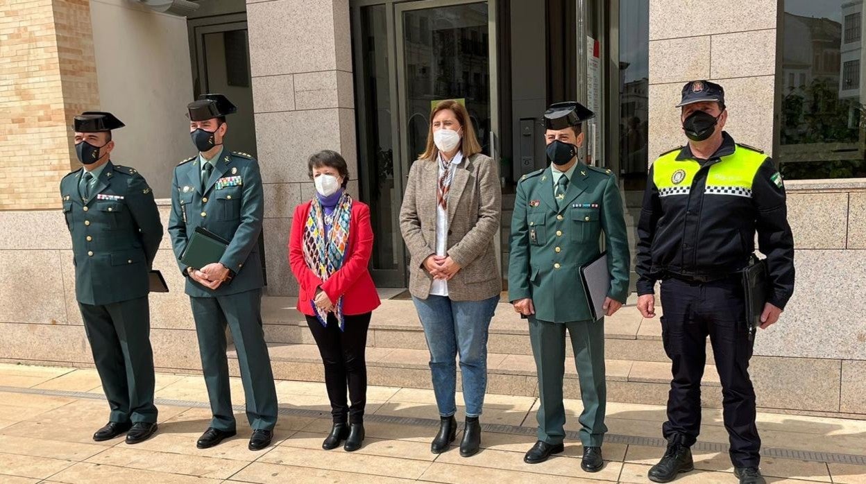 La subdelegada y la alcaldesa de Baena, con mandos de la Policía Local y la Guardia Civil de la localidad