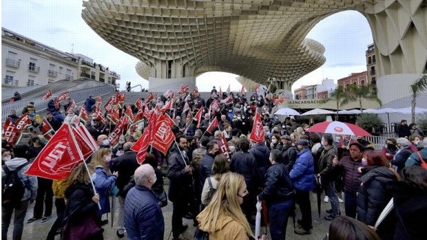 UGT y CC.OO. sólo logran reunir a cientos de personas en toda Andalucía en su protesta por la subida de la luz