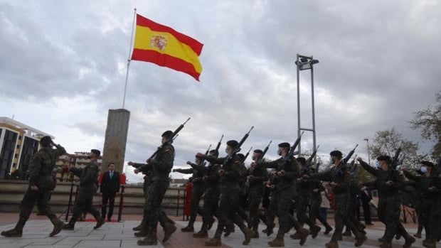 La Bri X 'Guzmán El Bueno' iza la bandera de España en el Pretorio de Córdoba como prólogo a la jura del sábado