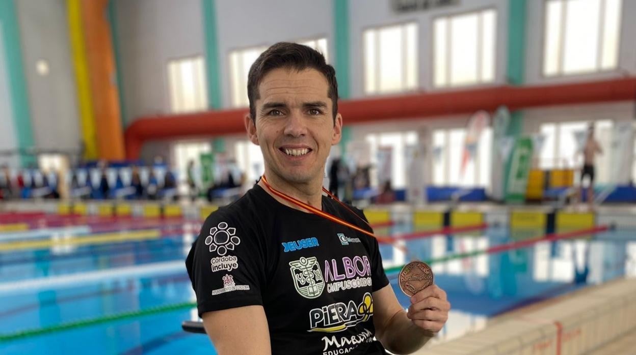 Paco Salinas con una medalla obtenida en el último campeonato