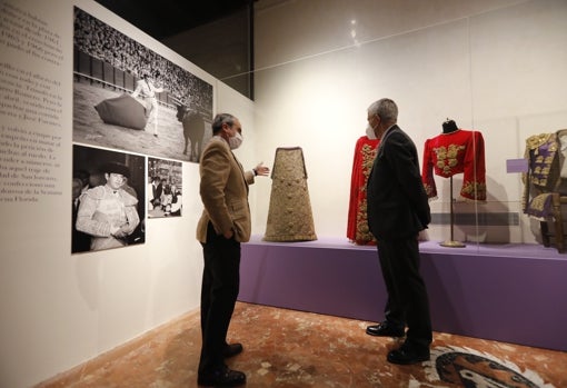 Saya con un traje de luces de Antonio Ordóñez para la Soledad de San Lorenzo y otra con un capote de paseo de Guerrita para la Amargura de Córdoba