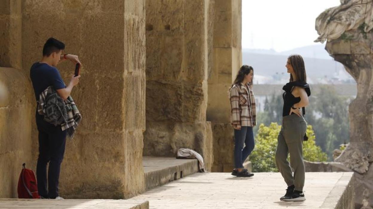 Un grupo de turistas se fotografía junto a la Mezquita-Catedral la semana pasada