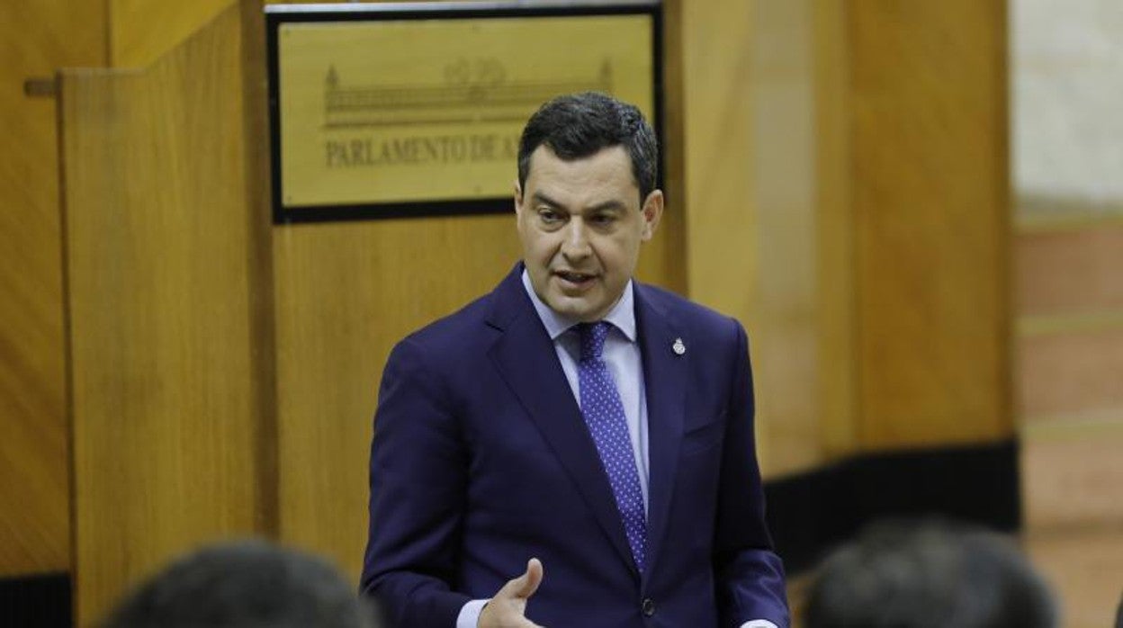 El presidente de la Junta, Juanma Moreno, durante una de sus intervenciones en la sesión de control en el Parlamento andaluz