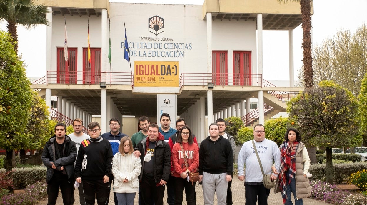 Foto de familia de los alumnos del proyecto Ucoincluye