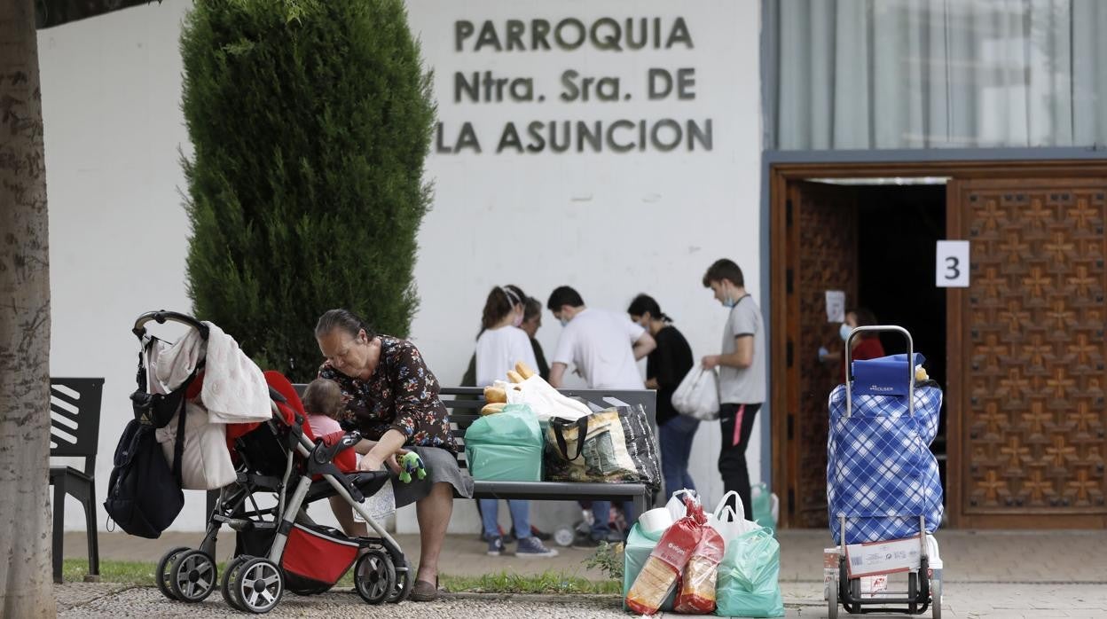 Vecinos en la plaza de la Marina Española