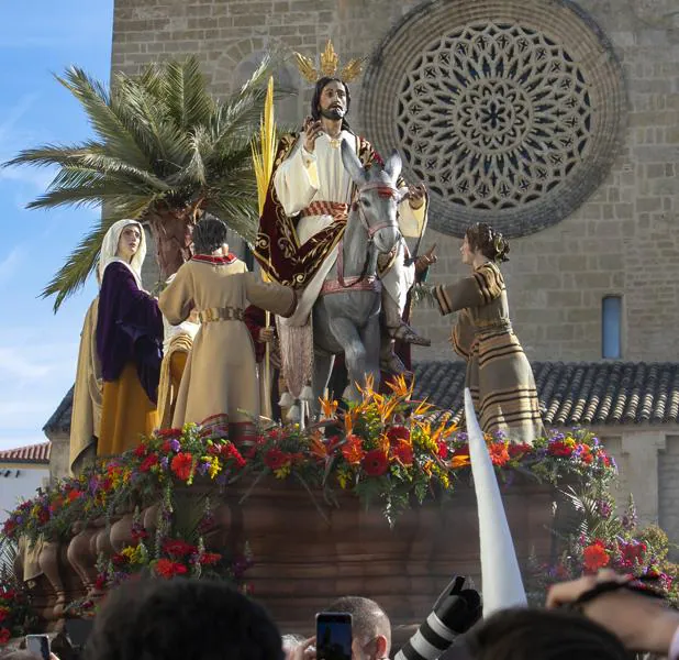 Las flores para los pasos de Córdoba, entre la duda y el renacer por la vuelta a las calles