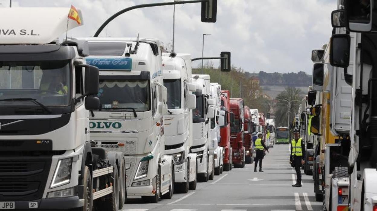 Caravana de camiones el pasado martes en el Centro de Córdoba