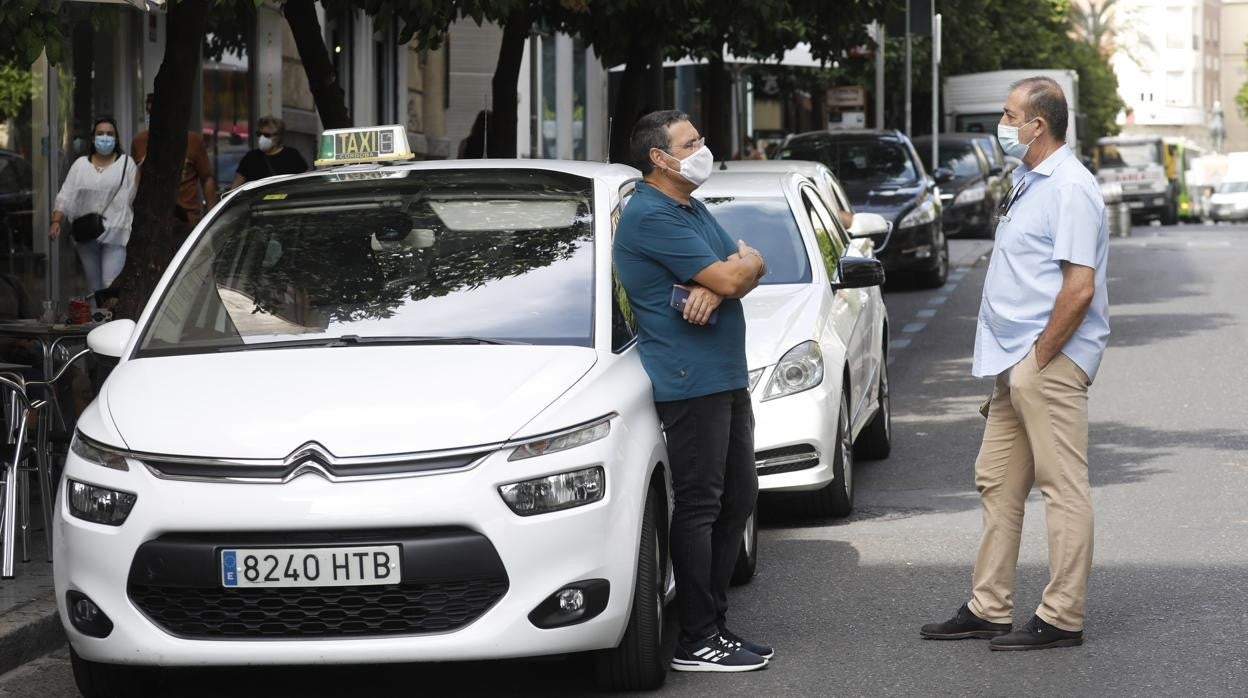 Taxistas en una parada de la ciudad de Córdoba