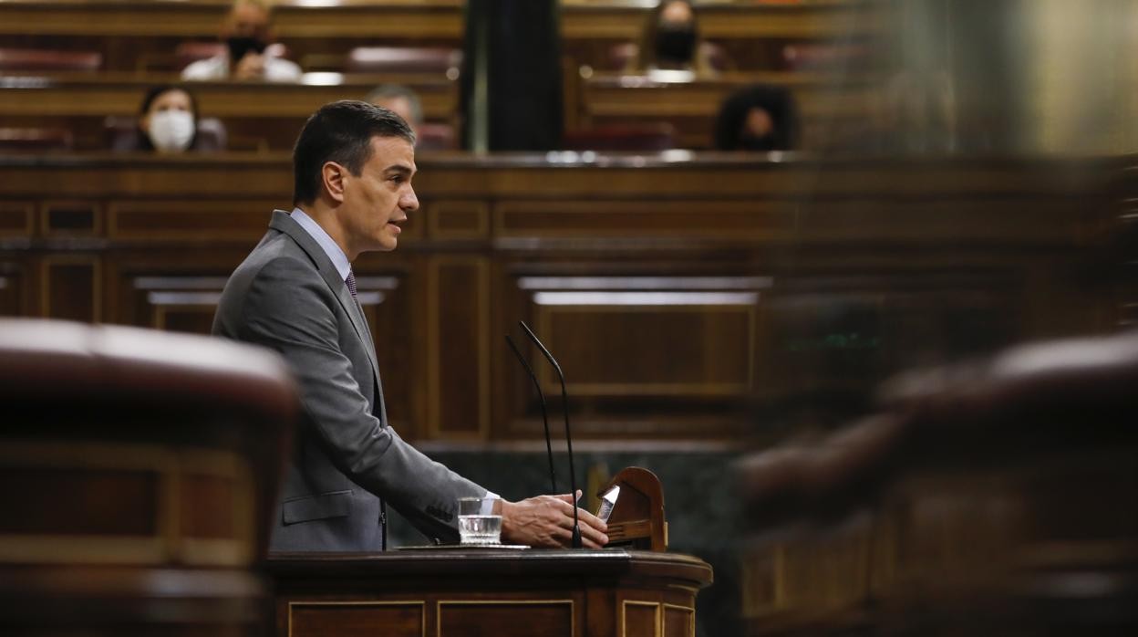 El presidente del Gobierno, Pedro Sánchez, en la tribuna de oradores del Congreso de los Diputados