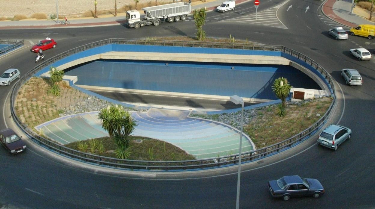 Tráfico en la glorieta de Ibn Zaydun, donde un motorista ha tenido este domingo un accidente