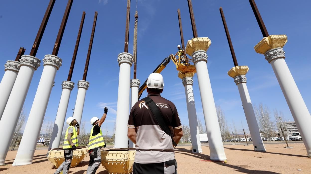 Trabajos de montada de la portada de la Feria de Córdoba para la presente edición