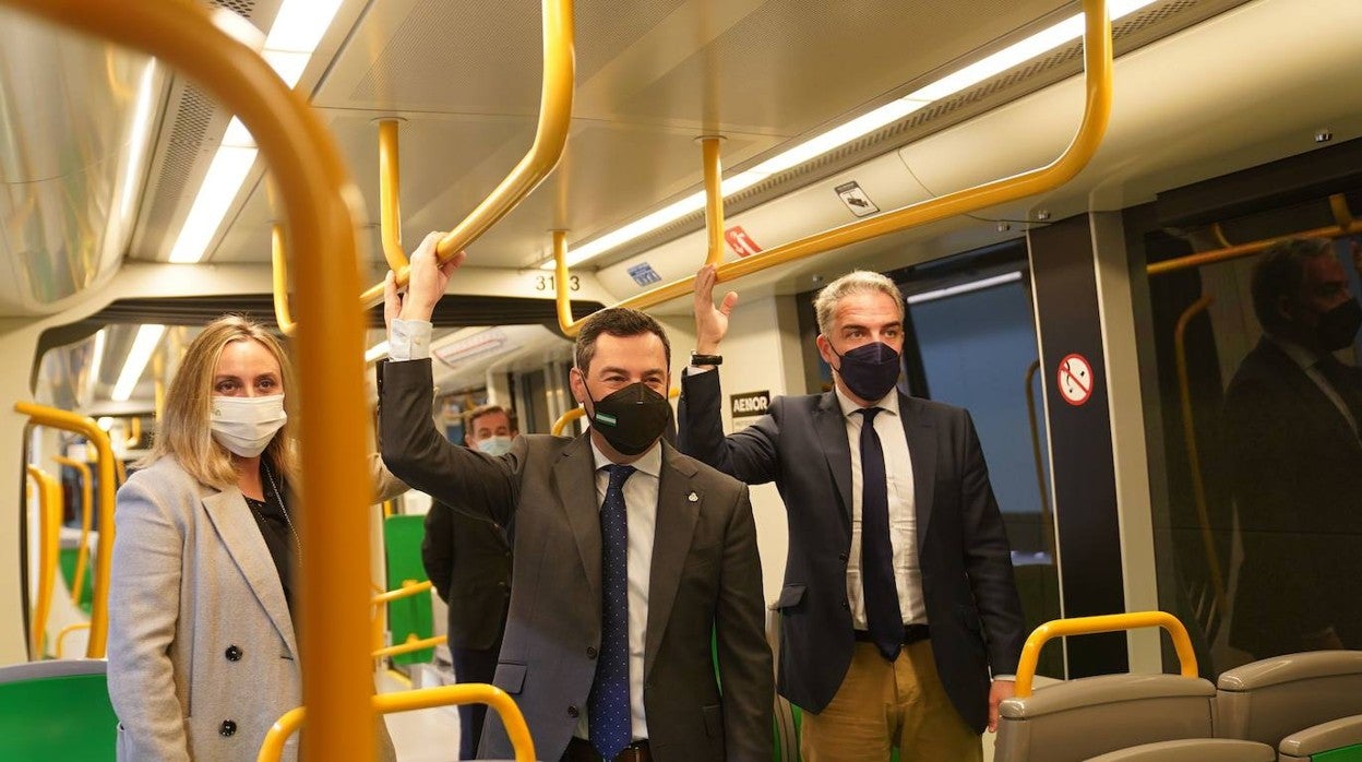 Marifrán Carazo, Juanma Moreno y Elías Bendodo, este lunes en el metro de Málaga