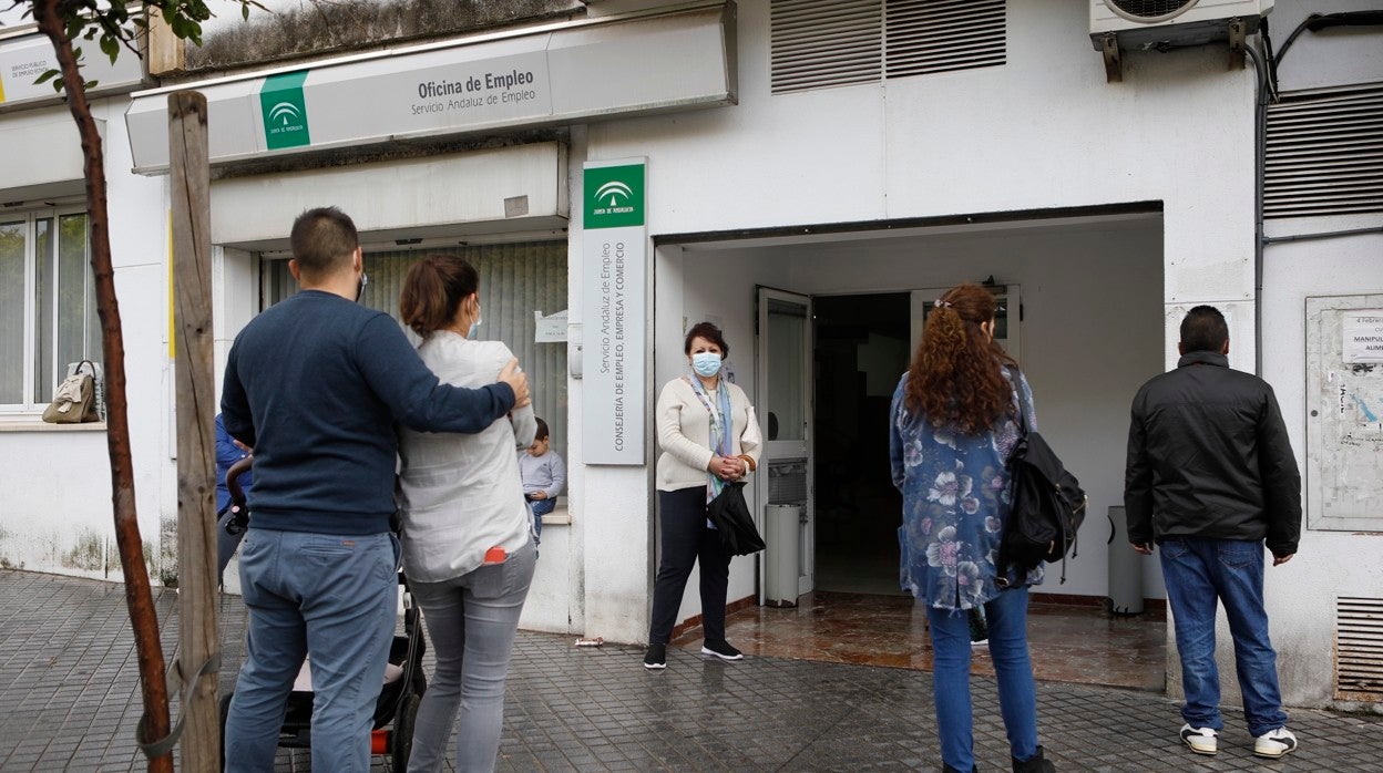 Ciudadanos a la espera de atención en una oficina de empleo en Córdoba