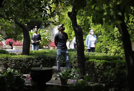 Turistas en el Palacio de Viana, de la Fundación Cajasur