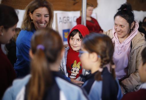 Soledad Serrano, la dueña de la finca, con niños recién llegados