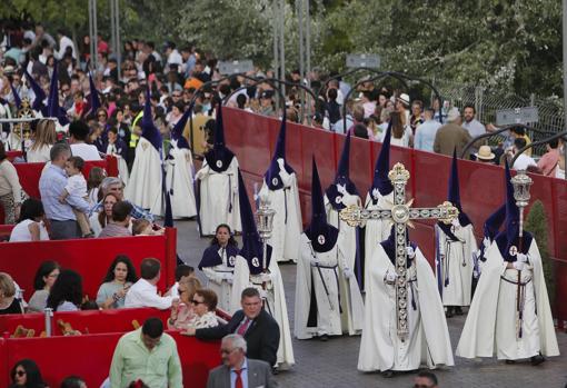 Nazarenos del Rescatado por la carrera oficial de la Semana Santa de Córdoba