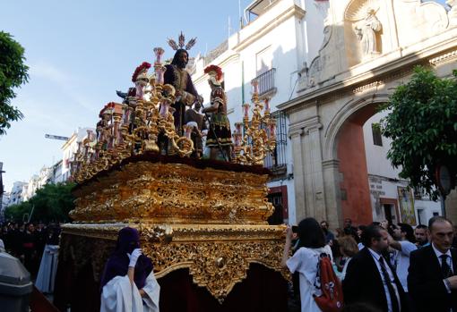 El misterio del Señor de la Sangre, junto a San Francisco