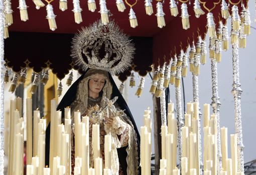 La Virgen del Rocío y Lágrimas, en su paso de palio