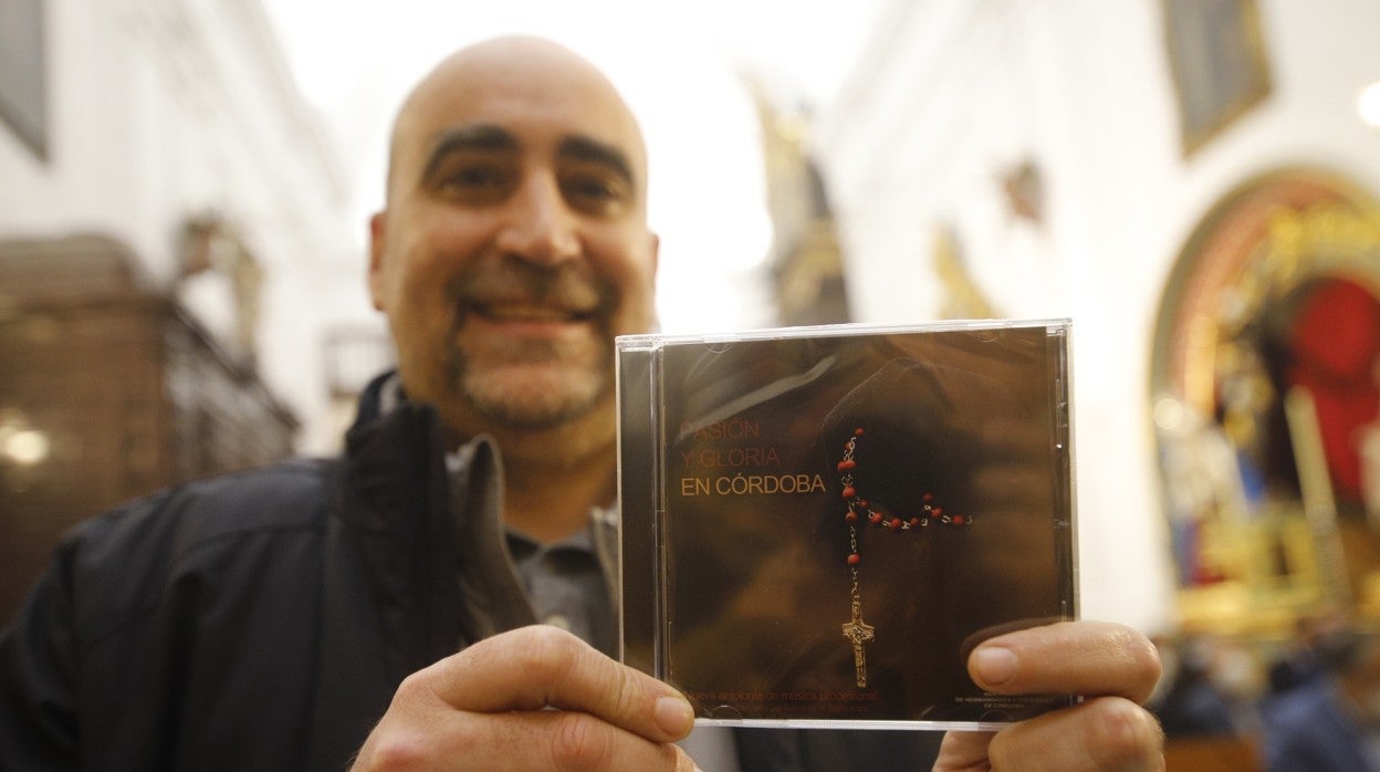 El director de la banda de la Esperanza, Francisco Javier León, con un ejemplar del disco