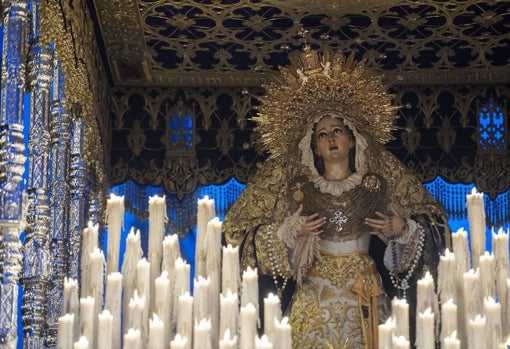 Virgen de Gracia bajo su palio neogótico