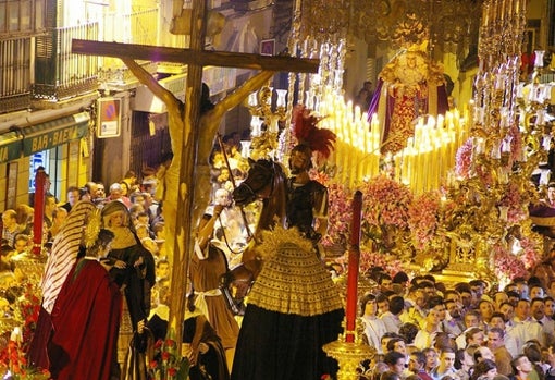 El trono del crucificado de la Sangre, frente al de la Virgen de Consolación y Lágrimas