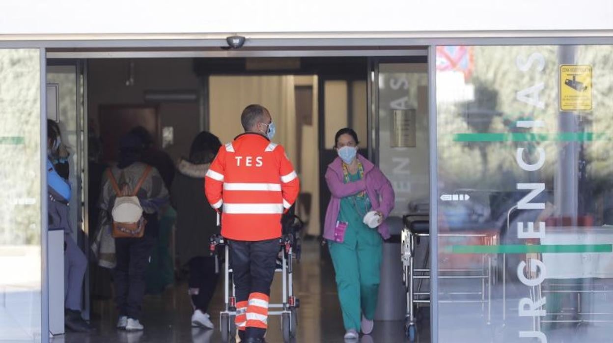 Entrada a las Urgencias del Hospital Reina Sofía de Córdoba