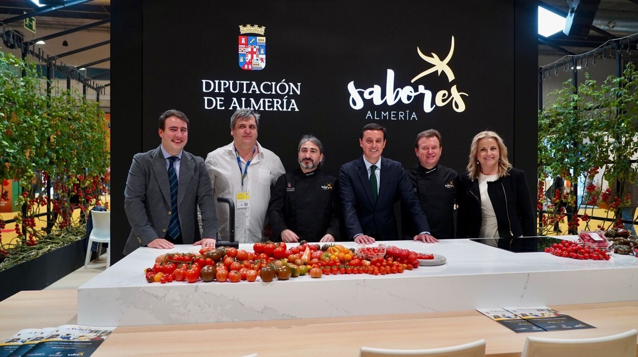El presidente de la Diputación de Almería junto a cocineros en Madrid Fusion.