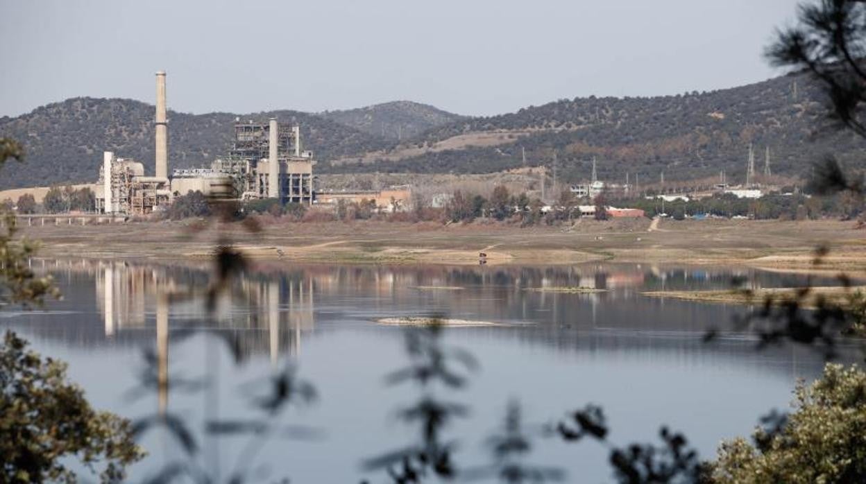 El embalse de Puente Nuevo en febrero de este año, con la central térmica en desmantelación al fondo