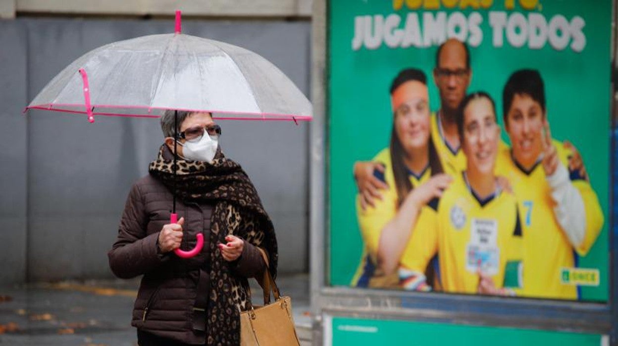 Una persona pasea por las calles de Córdoba aún con la mascarilla