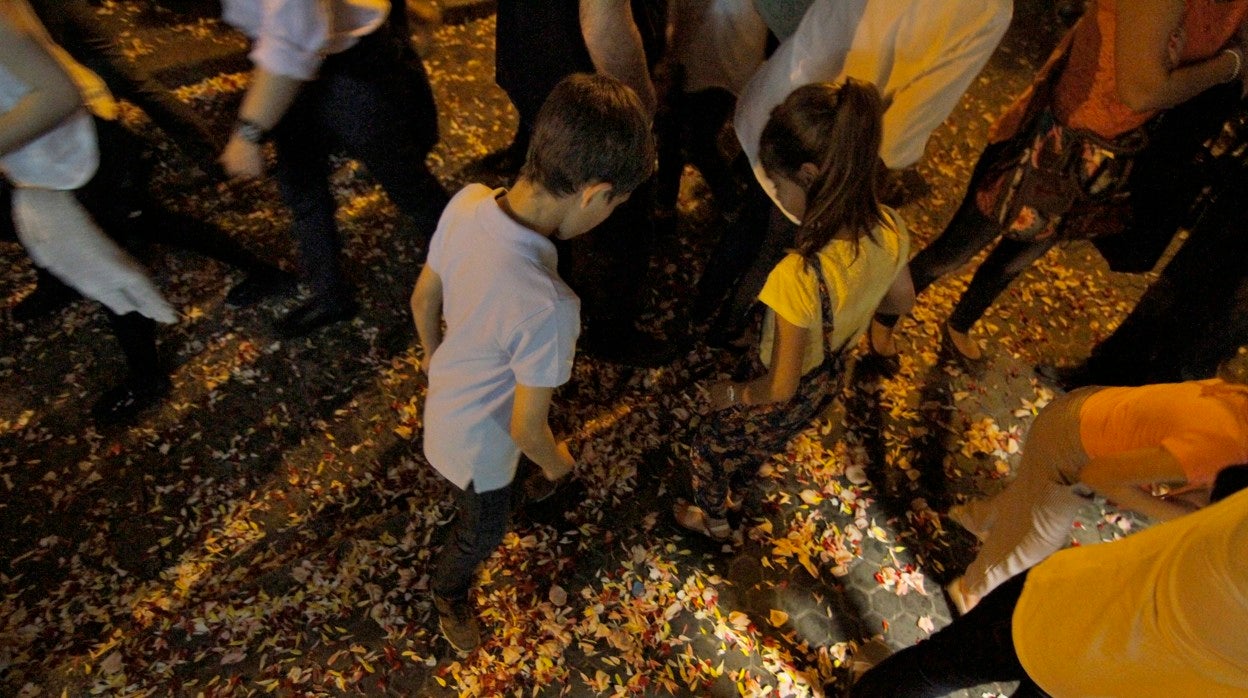 Pétalos en la calle tras arrojarse a una procesión