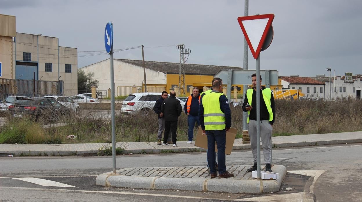 Piquetes en las inmediaciones de una empresa de transportes en Lucena