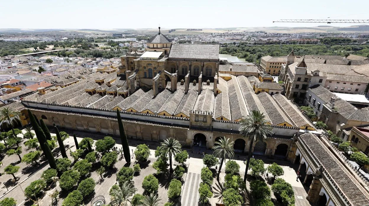 Vista general de la Mezquita-Catedral de Córdoba y el Patio de los Naranjos