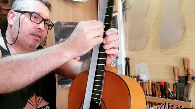 Así son 'las gerundinas', las guitarras artesanas de Almería que viajan a Estados Unidos e Inglaterra