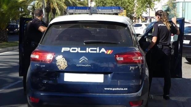 La Policía Nacional de Huelva continúa investigando el abandono de un bebé en un portal