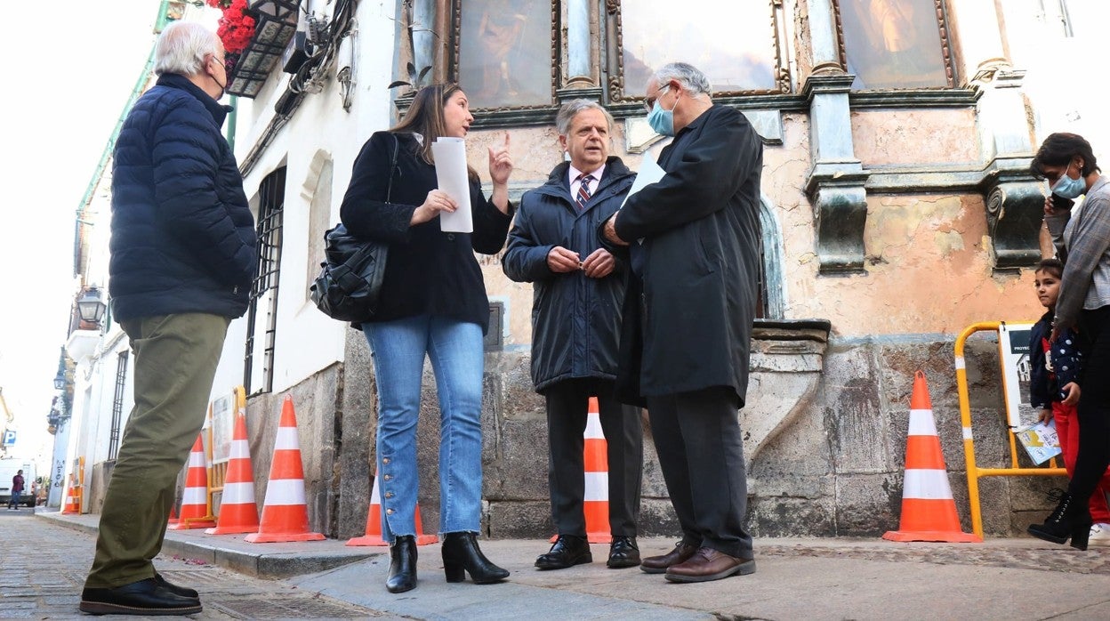 Los ediles, junto a técnicos de Urbanismo, ante el retablo