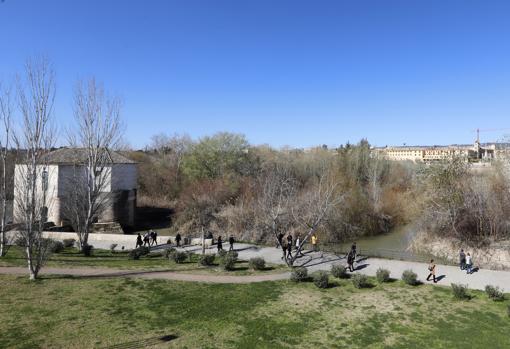 Paseantes junto al molino de la Albolafia