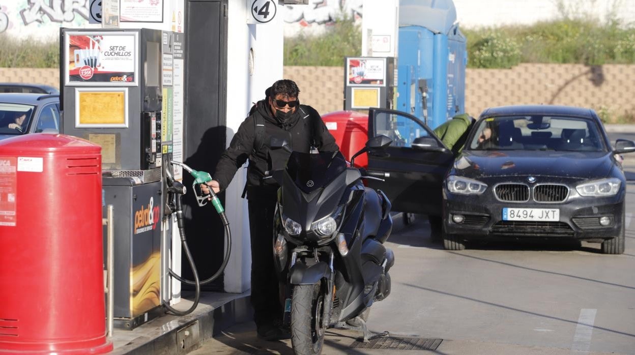 Un cliente reposta en una gasolinera de Córdoba capital el primer día del descuento aprobado por el Gobierno