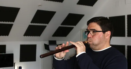 Javier Márquez, con uno de sus instrumentos